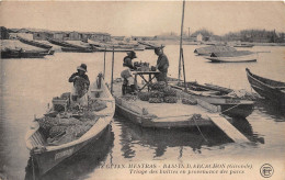 33. GUJAN-MESTRAS. BASSIN D'ARCACHON.  TRIAGE DES HUITRES EN PROVENANCE DES PARCS. BEAU PLAN. ANIMATION. - Gujan-Mestras