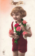 ENFANT - Bonne Fête - Petite Fille En Salopette Rouge Avec Un Bouquet De Fleurs - Carte Postale Ancienne - Autres & Non Classés
