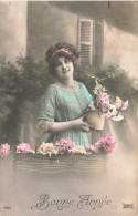 FANTAISIE - Femme - Bonne Année -Une Femme à Son Balcon Avec Un Pot De Fleurs - Carte Postale Ancienne - Mujeres