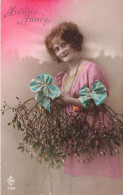FANTAISIE - Femme - Bonne Année - Bouquets De Gui - Noeuds Bleus - Colorisé - Carte Postale Ancienne - Frauen