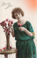 FANTAISIE - Femme - Bonne Fête - Robe Verte - Femme  Avec Un Vase Rempli De Fleurs - Carte Postale Ancienne - Femmes