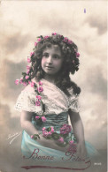 ENFANTS - Bonne Fête - Petite Fille Avec Des Fleurs Dans Les Cheveux - Carte Postale Ancienne - Sonstige & Ohne Zuordnung