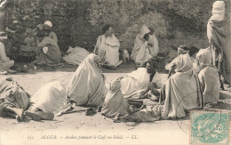 ALGÉRIE - Alger - Arabes Prenant Le Café Au Soleil - Animé - Carte Postale Ancienne - Alger