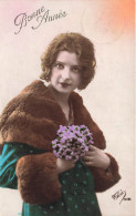 FANTAISIE - Femme - Bonne Année - Manteau De Fourrure - Bouquet De Violettes - Carte Postale Ancienne - Other & Unclassified