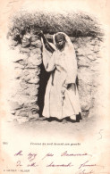 Algérie - Femme Du Sud Devant Son Gourbi - Edition J. Geiser - Carte Dos Simple N° 305 - Femmes