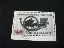 MAXIMUM  CARTOLINA POSTALE Italia GIORNATA DEL FRANCOBOLLO CARROZZA CORNO POSTALE 1960 - Timbres (représentations)