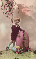 FÊTES ET VOEUX - Joyeuses Pâques - Oeuf De Pâques Géant - Petit Garçon - Colorisé - Carte Postale Ancienne - Pasen