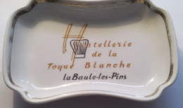 Hostellerie De La Toque Blanche, Ancien Cendrier En Porcelaine De Limoges - Ashtrays