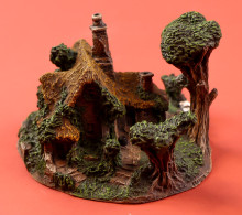 TERRY PRATCHETT - DISCWORLD MODEL: GRANNY WEATHERWAX'S COTTAGE By The Cunning Artificer.Â  - Altri & Non Classificati