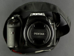 PENTAX K20D. A Pentax K20D Digital Camera, Comes With Some Interchangeable Lenses, Camera Box, Battery Charger And User  - Sonstige & Ohne Zuordnung