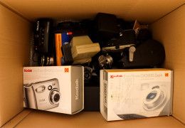 VINTAGE CAMERAS AND LENSES. A Selection Of Vintage Cameras And Lenses Including A Paxette Prontor S, A Kershaw Peregrien - Sonstige & Ohne Zuordnung