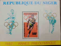 SD)1987 NIGERIA, PRE-OLYMPIC YEAR, FOOTBALL-ATHLETICS 500F-POLE JUMP, SOUVENIR SHEET, MNH - Nigeria (1961-...)