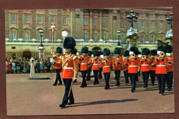 (RECTO / VERSO) LONDON - LA MUSIQUE DE LA GARDE ROYALE EN 1964 - FORMAT CPA - Buckingham Palace