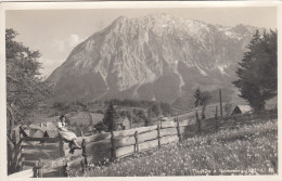 D7843) TAUPLITZ -  Steiermark - Kleines Mädchen In Kleid Auf Zaun Mit Blumenwiese U. Grimming 1953 - Tauplitz