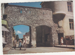 D7857) Stadttor In SCHLADMING - Lichtbild HANNES BROER - Frau In Dirndl U. Männer Spazieren Durch Tor - Schladming