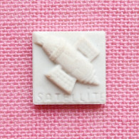 Feve Ancienne Plate Moyet Perrin Satellite Biscuit Blanc Porcelaine Mat - Frühe Figuren