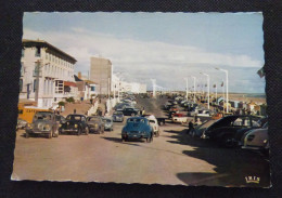 85 ST JEAN DE MONTS - LE REMBLAI ET LA PLAGE  - VOITURES ANCIENNES - Saint Jean De Monts