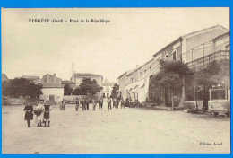 CPA GARD (30) - VERGEZE - PLACE DE LA REPUBLIQUE - Vergèze