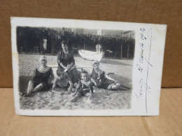 VARAZZE (Italie) Carte Photo Groupe De Personnages Sur La Plage - Sonstige & Ohne Zuordnung