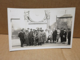 PRAGUE ? (République Tchèque) Carte Photo Groupe De Personnages Devant Un Monument - Czech Republic