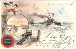 KIAUTSCHOU TSINGTAU Einfahrt Z Hafen Torpedoboot Unter Volldampf Color Lithographie Kriegsflagge  Signiert A.H.31.9.1900 - Ehemalige Dt. Kolonien