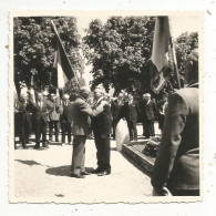 Photographie, Militaria, Drapeaux, Remise De La Légion D'Honneur, 1966, Bléré, Indre Et Loire, 85 X 85 Mm - Oorlog, Militair