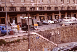 Photo Diapo Diapositive Rue De Chalon PARIS GARE DE LYON SNCF Renault 4L Camionnette Citroën GS Le 30/04/1992 VOIR ZOOM - Diapositives