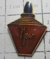 918B  Pin's Pins / Beau Et Rare / THEME : PARFUMS / FLACON DE PARFUM 8e JOUR - Profumi