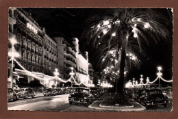 NICE - LA NUIT - PROMENADE DES ANGLAIS AVEC VIEILLES VOITURES EN 1955 - BEAU TIMBRE - FORMAT CPA - Niza La Noche