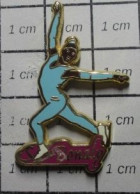 513H Pin's Pins / Beau Et Rare / SPORTS / PATINAGE ARTISTIQUE SURYA BONALY Tenue De Schtroumfette STARPIN'S - Pattinaggio Artistico