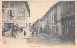 VILLIE-MORGON (Rhône) - Grande Rue - Epicerie Simon, Citron-Crozet Thizy - Voyagé 1911 (2 Scans) Lyon 40 R Ste-Geneviève - Villie Morgon