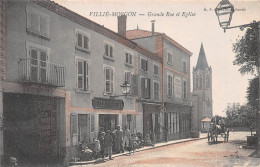 VILLIE-MORGON (Rhône) - Grande Rue Et Eglise - Attelage De Cheval, Hôtel Presle - Tirage Couleurs - Voyagé (2 Scans) - Villie Morgon