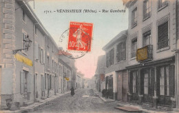 VENISSIEUX (Rhône) - Rue Gambetta - Tirage Couleurs (RARE) - Voyagé 1914 (2 Scans) Elie Chovet Receveuse PTT, Confrançon - Vénissieux