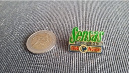 PIN'S PINS SENSAS PECHE POISSONS PECHEURS FOURNISSEUR OFFICIEL CLUB FRANCE - Otros & Sin Clasificación