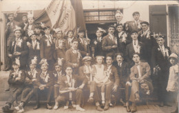 CPA-PHOTO Carte Photo (40) MORCENX Groupe De Personnages Drapeau Honneur Aux Jeunes Classe 1925 - Morcenx