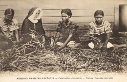 Wallis Et Futuna Uvea Carte Postale Postcard Ed Missions Mariste D'océanie Fabrication Natte Femme Religieuse Neuve TBE - Wallis Und Futuna