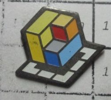 918B Pin's Pins / Rare Et De Belle Qualité !!! JEUX / JEU DE CUBES MULTICOLORES - Casinos