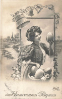 FÊTES ET VOEUX - Heureuses Pâques - Femme Avec Un Oeuf De Pâques - Cloches - Carte Postale Ancienne - Pasen