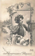 FÊTES ET VOEUX - Heureuses Pâques - Femme Avec Un Oeuf De Pâques - Cloches - Carte Postale Ancienne - Easter