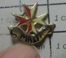 918B Pin's Pins / Beau Et Rare / VILLES / CROIX DE MALTE MALTA BLASON ECUSSON ARMOIRIES - Petanca