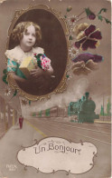 ENFANT - Un Bonjour - Locomotive - Gare - Fille Dans Un Cadre - Colorisé - Carte Postale Ancienne - Sonstige & Ohne Zuordnung