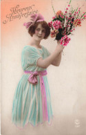 FÊTES ET VOEUX - Heureux Anniversaire - Une Fillette En Robe Bleue Des Fleurs à La Main - Carte Postale Ancienne - Geburtstag