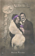 FÊTES ET VOEUX - Bonne Année - Un Couple - Boa Blanc - Bandeau Violet - Carte Postale Ancienne - Neujahr