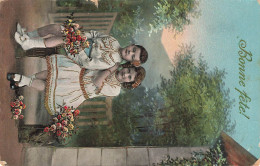 FÊTES ET VOEUX - Bonne Fête - Deux Enfants En Tenue Traditionnelle - Banc - Fleurs - Colorisé - Carte Postale Ancienne - Neujahr