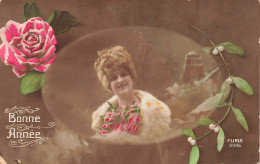 FÊTES ET VOEUX - Bonne Année - Portrait D'une Femme Avec Un Boa Blanc - Colorisé - Carte Postale Ancienne - Nouvel An