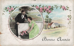 FÊTES ET VOEUX - Bonne Année - Un Couple Dans Une Ferme - Banc - Roses - Colorisé - Carte Postale Ancienne - Año Nuevo