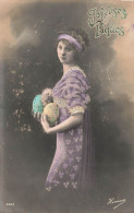 FÊTES ET VOEUX - Joyeuses Pâques - Une Femme Avec Des œufs De Pâques - Colorisé - Carte Postale Ancienne - Pascua