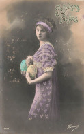 FÊTES ET VOEUX - Joyeuses Pâques - Une Femme Avec Des œufs De Pâques - Colorisé - Carte Postale Ancienne - Easter