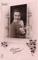 FÊTES ET VOEUX - Bonne Année - Femme Souriante à La Fenêtre - Roses - Carte Postale Ancienne - Año Nuevo