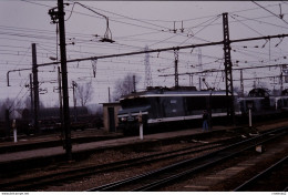 Photo Diapo Diapositive Slide Train Wagons Locomotives Electrique Diesel Vers MONTEREAU Le 05/12/1992 VOIR ZOOM - Diapositives